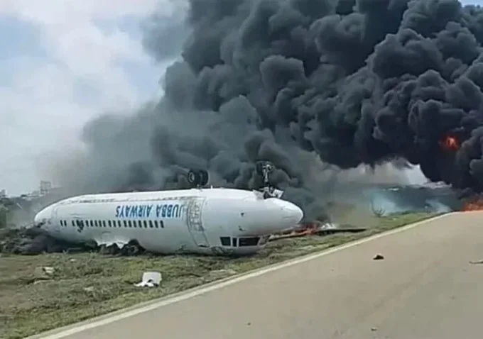 Avión con 55 personas a bordo se estrella en playa de Somalia sin dejar víctimas