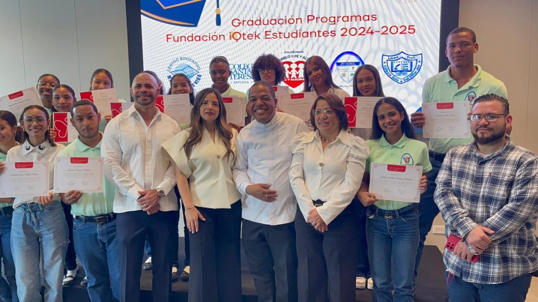 Fundación iQtek fortalece el talento digital con graduación de 30 jóvenes