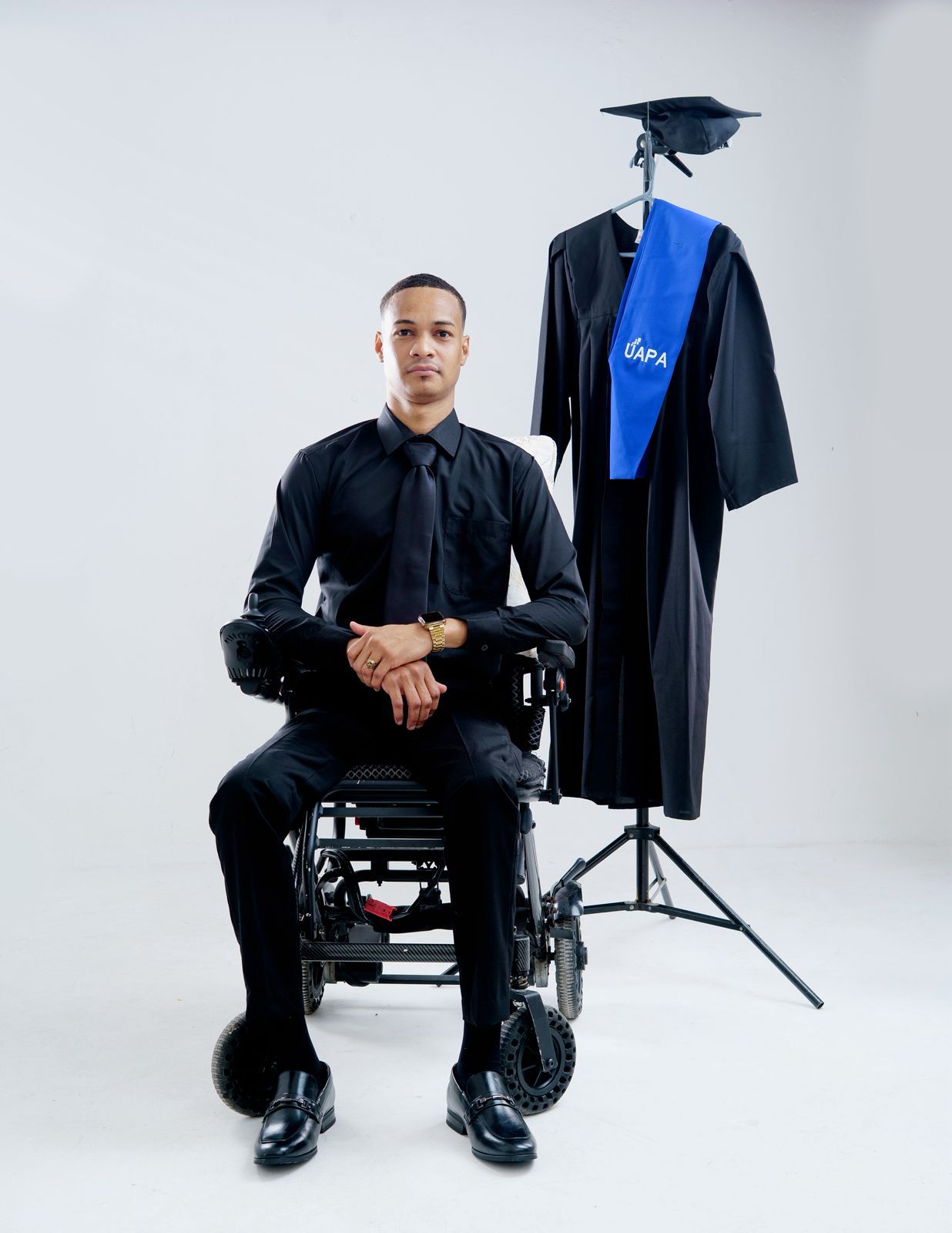 Joven oriundo de La Romana con más del 50% de inmovilidad en su cuerpo se gradúa como ingeniero de software