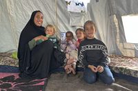 Mujeres viudas de Gaza tratan de salir adelante juntas en un improvisado campamento