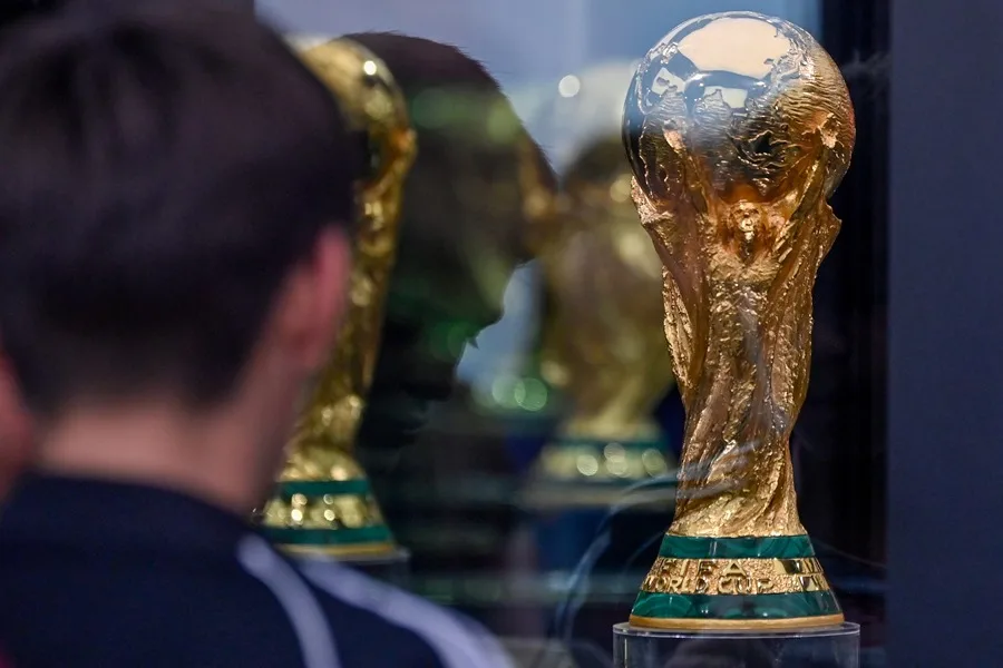 Acuerdo «histórico» entre la FIFA y YouTube, que será plataforma preferente del Mundial 2026 | 1 | Una persona observa el trofeo de la Copa Mundial de la FIFA este sábado, en el estadio BBVA en Monterrey (México).